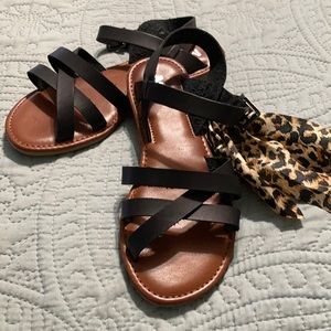 🎉3  for $15 on items $10 or less.                Cute black sandals